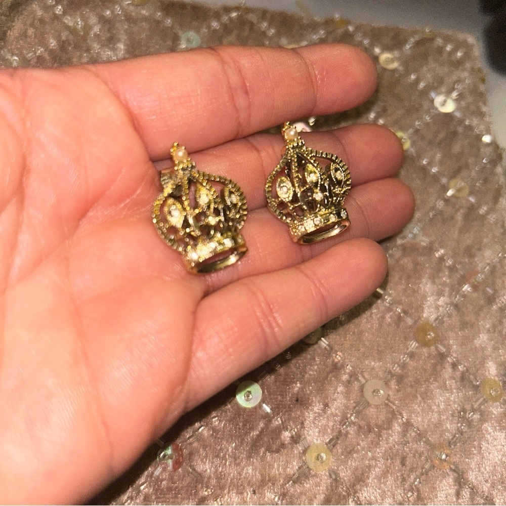 Elegant Vintage Gold Crown Clip on Earrings - Picture 2 of 3